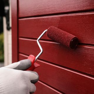 Application d’une peinture bois extérieur au rouleau laqueur pour une finition régulière