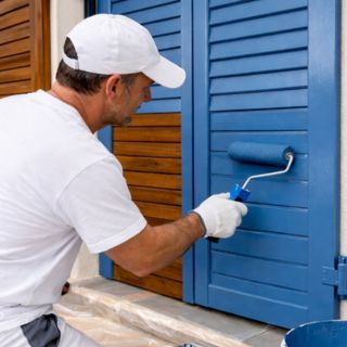 Application professionnelle de peinture sur volets bois Application de peinture sur volets bois extérieur avec finition professionnelle