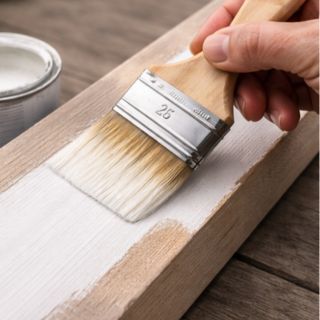 Application d’un primaire bois extérieur au pinceau avant peinture