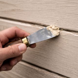 Rebouchage d’une fissure sur bois extérieur avec un mastic bois